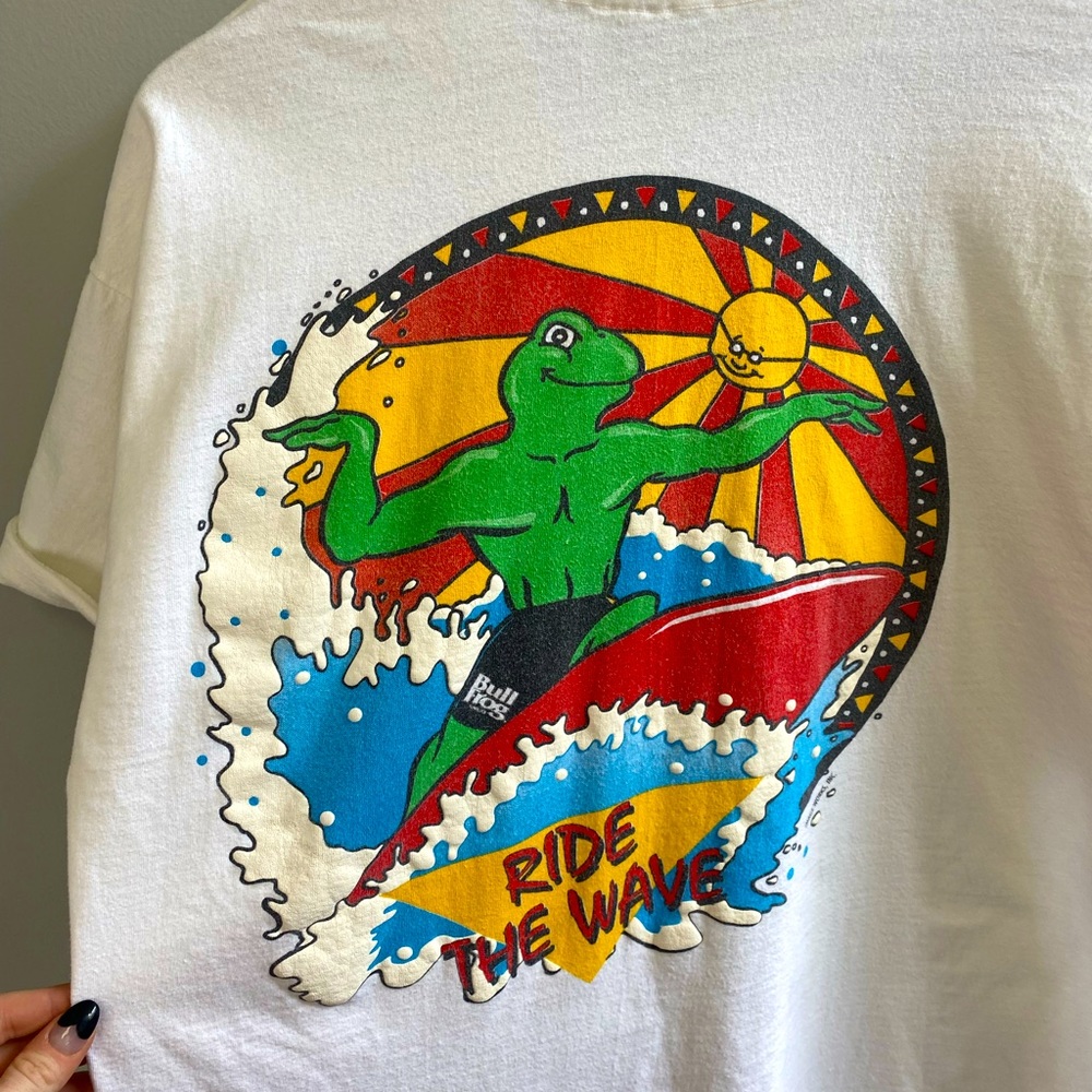 Bull Frog Vintage T-shirt Unique Graphic Tee 90s Frog Design